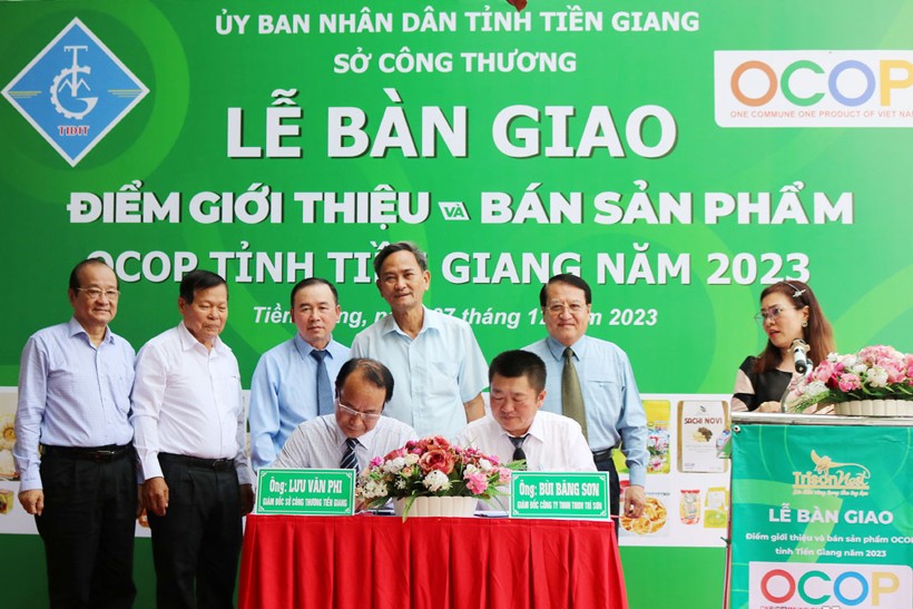 Lễ ký kết biên bản bàn giao Điểm giới thiệu và bán sản phẩm OCOP tỉnh Tiền Giang và cam kết triển khai thực hiện đến năm 2025 giữa Sở Công thương (bên giao) và Công ty TNHH TM DV Trí Sơn (bên nhận).