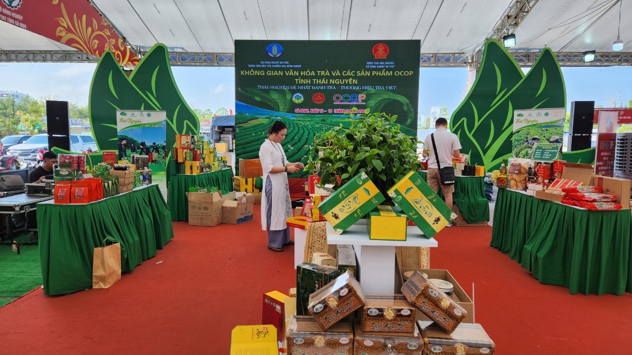 Không gian văn hoá trà và các sản phẩm OCOP tỉnh Thái Nguyên tại diễn đàn kết nối sản phẩm OCOP vùng Đồng bằng sông Cửu Long năm 2023. Ảnh: VPĐPNTM tỉnh Thái Nguyên