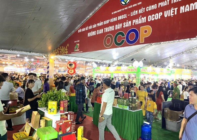 Đông đảo du khách tham quan tại không gian trưng bày sản phẩm OCOP tại Cà Ma Đông đảo du khách tham quan tại không gian trưng bày sản phẩm OCOP tại Cà Ma