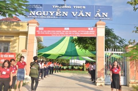 chuong trinh anh sang hoc duong trao tang mu bao hiem va hoc bong cho hoc sinh tay ninh
