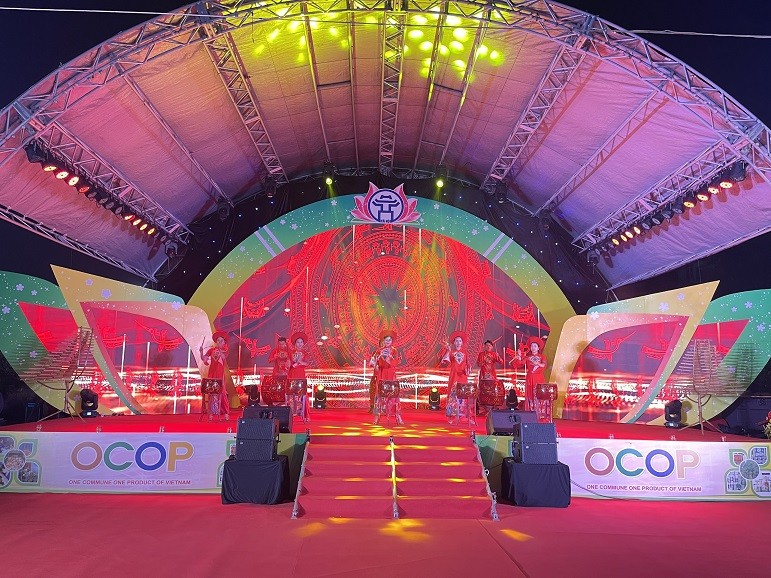 Hơn 100 gian hàng trưng bày, giới thiệu sản phẩm OCOP gắn với văn hóa của 19 tỉnh miền Trung và Tây Nguyên.
