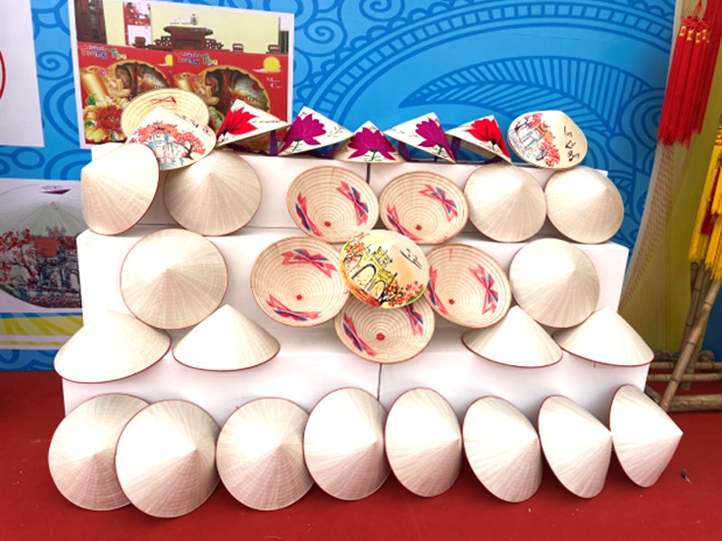 Các sản phẩm làm từ nón lá đạt chuẩn OCOP 4 sao. Các sản phẩm làm từ nón lá đạt chuẩn OCOP 4 sao.