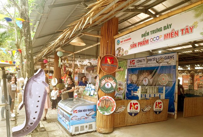 Phó Chủ tịch UBND thành phố Cần Thơ Nguyễn Ngọc Hè (phải) trao chứng nhận sản phẩm du lịch OCOP 4 sao đầu tiên ở ĐBSCL cho đại diện Làng du lịch Mỹ Khánh. 