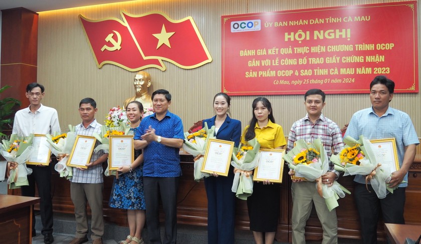 &Ocirc;ng L&ecirc; Văn Sử - Ph&oacute; Chủ tịch UBND tỉnh C&agrave; Mau trao Giấy chứng nhận c&aacute;c sản phẩm OCOP được c&ocirc;ng nhận 4 sao năm 2023.