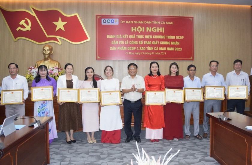 &Ocirc;ng Nguyễn Văn Qu&acirc;n &ndash; Ph&oacute; Gi&aacute;m đốc Sở N&ocirc;ng nghiệp v&agrave; PTNN tỉnh, trao Bằng khen cho c&aacute; nh&acirc;n, tập thể c&oacute; th&agrave;nh t&iacute;ch ti&ecirc;u biểu trong thực hiện Chương tr&igrave;nh OCOP năm 2023.