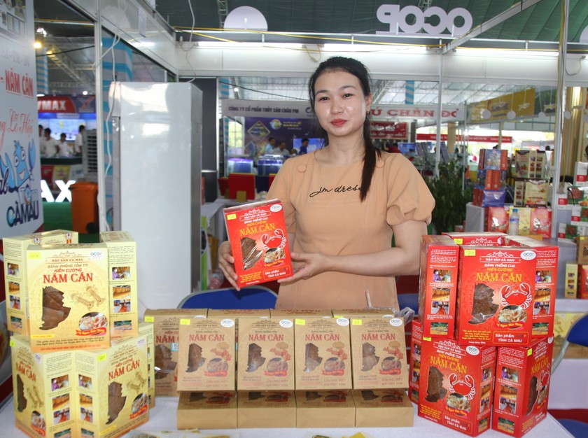 B&aacute;nh phồng t&ocirc;m của C&ocirc;ng ty TNHH SX TM DV Ki&ecirc;n Cường, ấp 2, x&atilde; H&agrave;ng Vịnh, huyện Năm Căn được c&ocirc;ng nhận OCOP 4 sao.