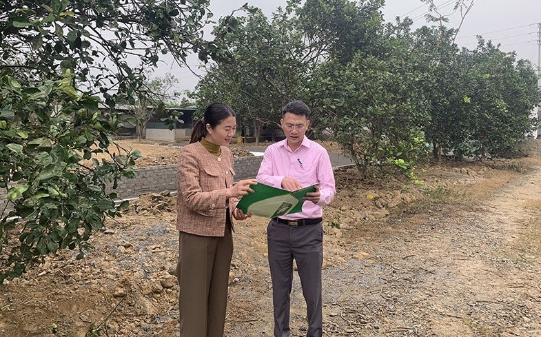 Cán bộ NHCSXH Thọ Xuân kiểm tra tình hình sử dụng tín dụng chính sách tại xã Xuân Hồng. Cán bộ NHCSXH Thọ Xuân kiểm tra tình hình sử dụng tín dụng chính sách tại xã Xuân Hồng.