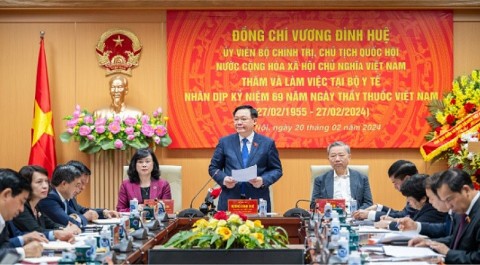chu tich quoc hoi vuong dinh hue tham va lam viec tai bo y te
