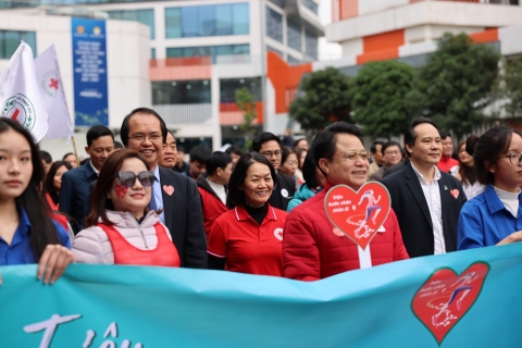 moi buoc chan nhan ai huong ve dien bien la mot lan thap sang lich su ve vang cua dan toc