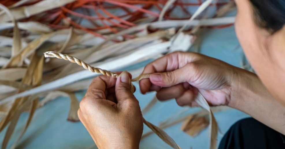 Đối với từng mẫu mã sẽ có nhiều kiểu đan khác nhau, đòi hỏi người thợ ngoài sự khéo tay cần phải kiên nhẫn. Đối với từng mẫu mã sẽ có nhiều kiểu đan khác nhau, đòi hỏi người thợ ngoài sự khéo tay cần phải kiên nhẫn.