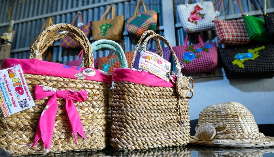 Sản phẩm túi xách thời trang từ dây chuối được công nhận sản phẩm OCOP 3 sao vào cuối năm 2023. Sản phẩm túi xách thời trang từ dây chuối được công nhận sản phẩm OCOP 3 sao vào cuối năm 2023.