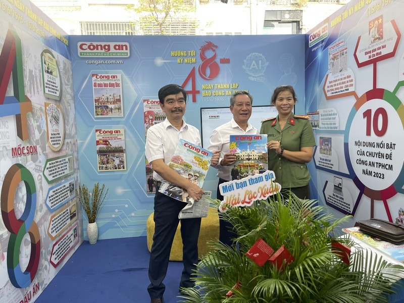 Nhà báo Đào Quang Trình – Trưởng VPĐD tại TP. HCM – Tạp chí Làng Nghề Việt Nam đến tham quan, giao lưu các gian hàng tại Hội Báo toàn quốc 2024