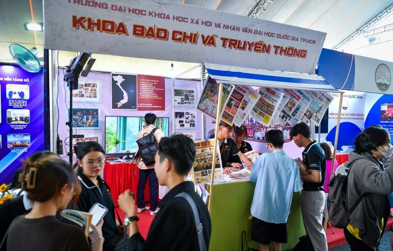 Đông đảo bạn đọc đến trải nghiệm, hưởng ứng Hội Báo