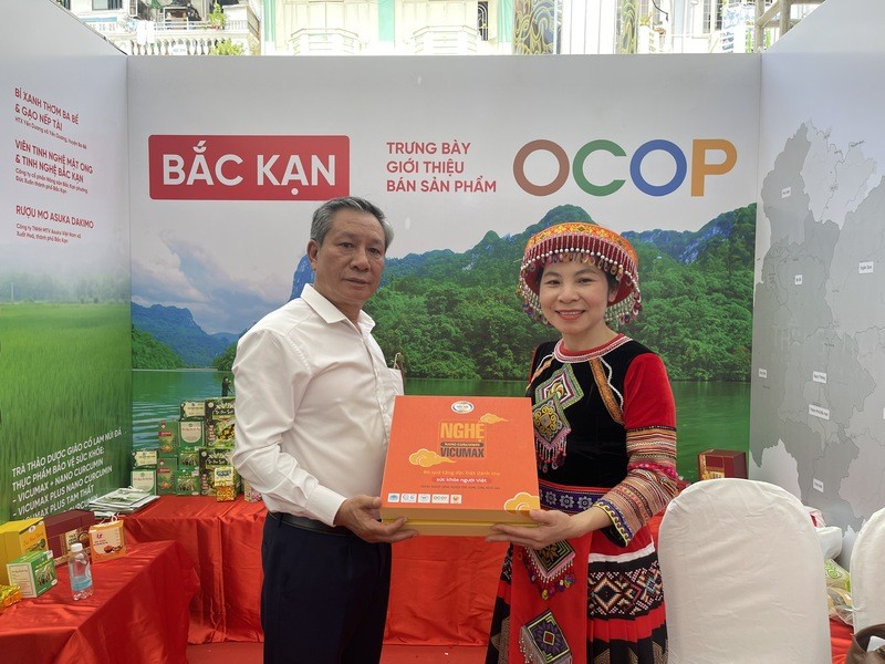 Chị Minh Mến - Đại diện gian hàng OCOP tỉnh Bắc Kạn nhiệt tình chia sẻ sản phẩm đặc trưng của địa phương