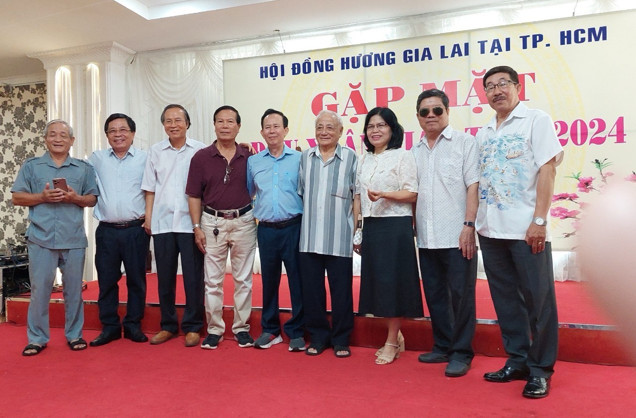 Thành viên Hội Đồng hương Gia Lai tại TP. HCM chụp hình lưu niệm