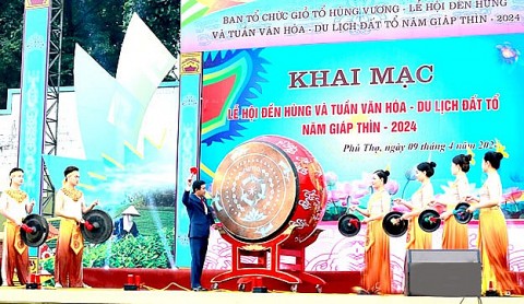 hang trieu du khach thap phuong tray hoi den hung