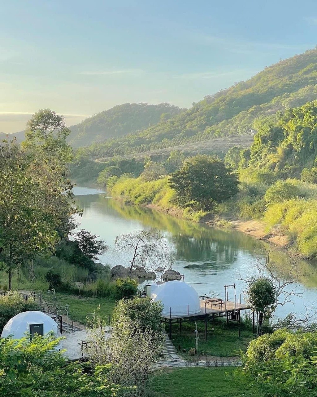 Orchard Home Resort nằm yên tĩnh giữa những cánh rừng xanh mướt tại Nam Cát Tiên bên cạnh dòng sông Đa Huoai hùng vĩ