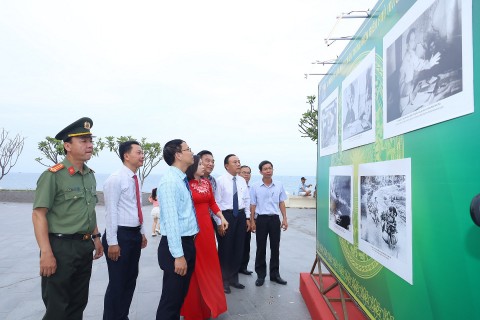khanh hoa trien lam 100 hinh anh va 600 cuon sach nhan ky niem 70 nam ngay chien thang dien bien phu