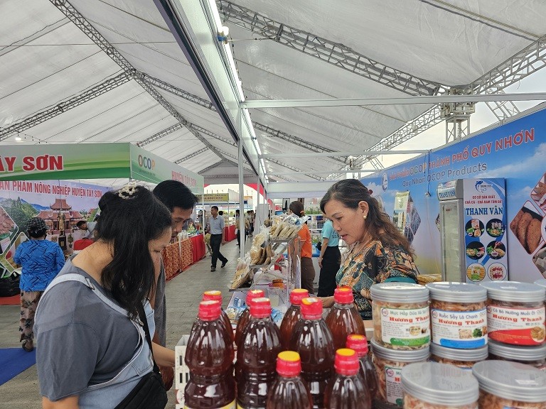 Phiên chợ Nông sản Bình Định lần thứ II năm 2024 Phiên chợ Nông sản Bình Định lần thứ II năm 2024