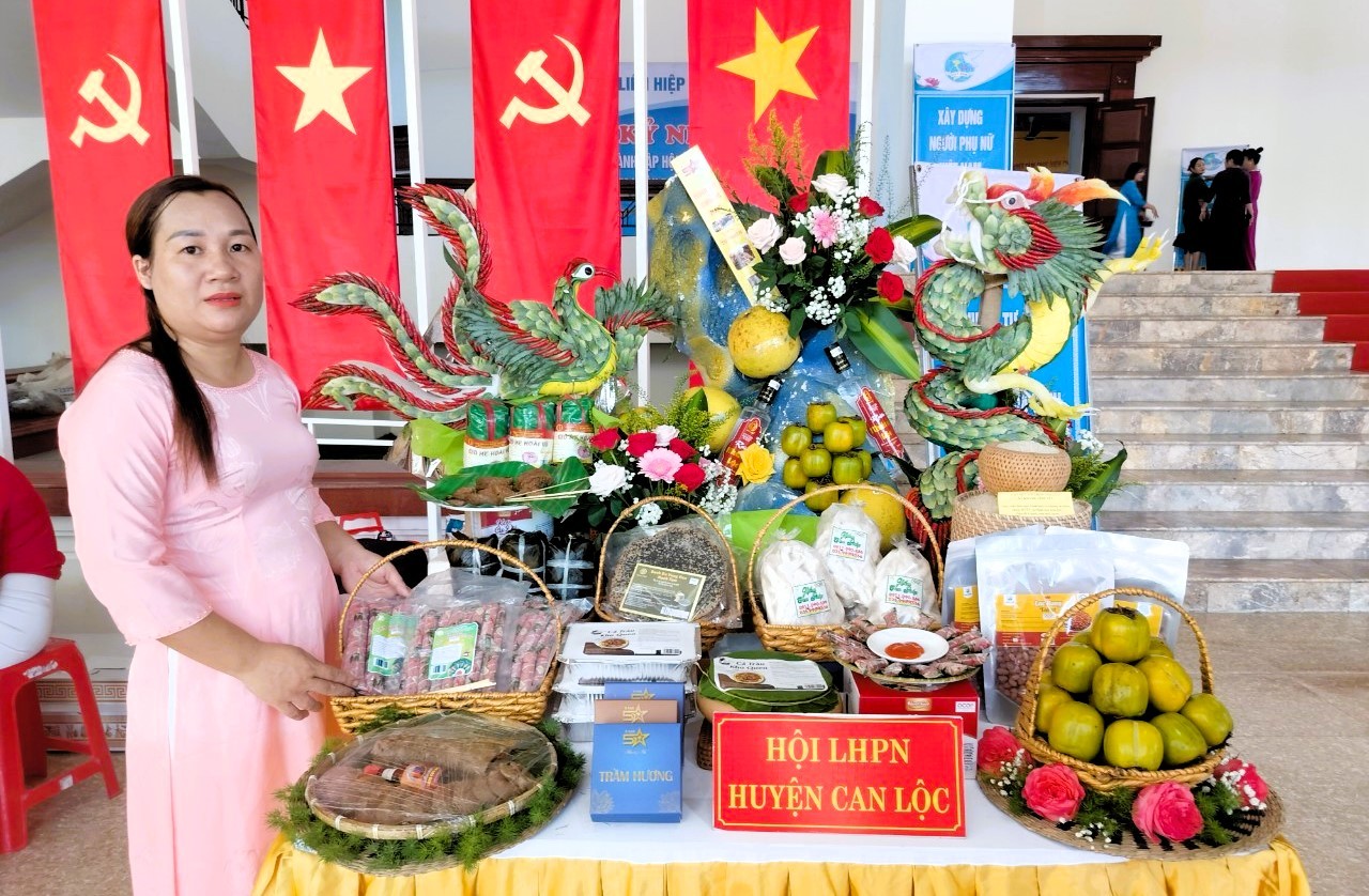 Chị Võ Thị Hoài đưa nem chua, giò me Hoài Võ tham gia các chương trình để giới thiệu, quảng bá sản phẩm.  Chị Võ Thị Hoài đưa nem chua, giò me Hoài Võ tham gia các chương trình để giới thiệu, quảng bá sản phẩm.