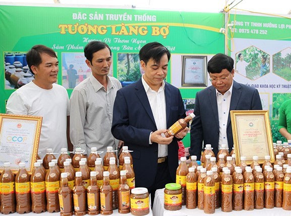  Tương làng Bợ không chỉ có hương vị thơm ngon mà còn được người dân cải thiện mẫu mã để tham gia nhiều hội chợ, triển lãm làng nghề trong và ngoài tỉnh.