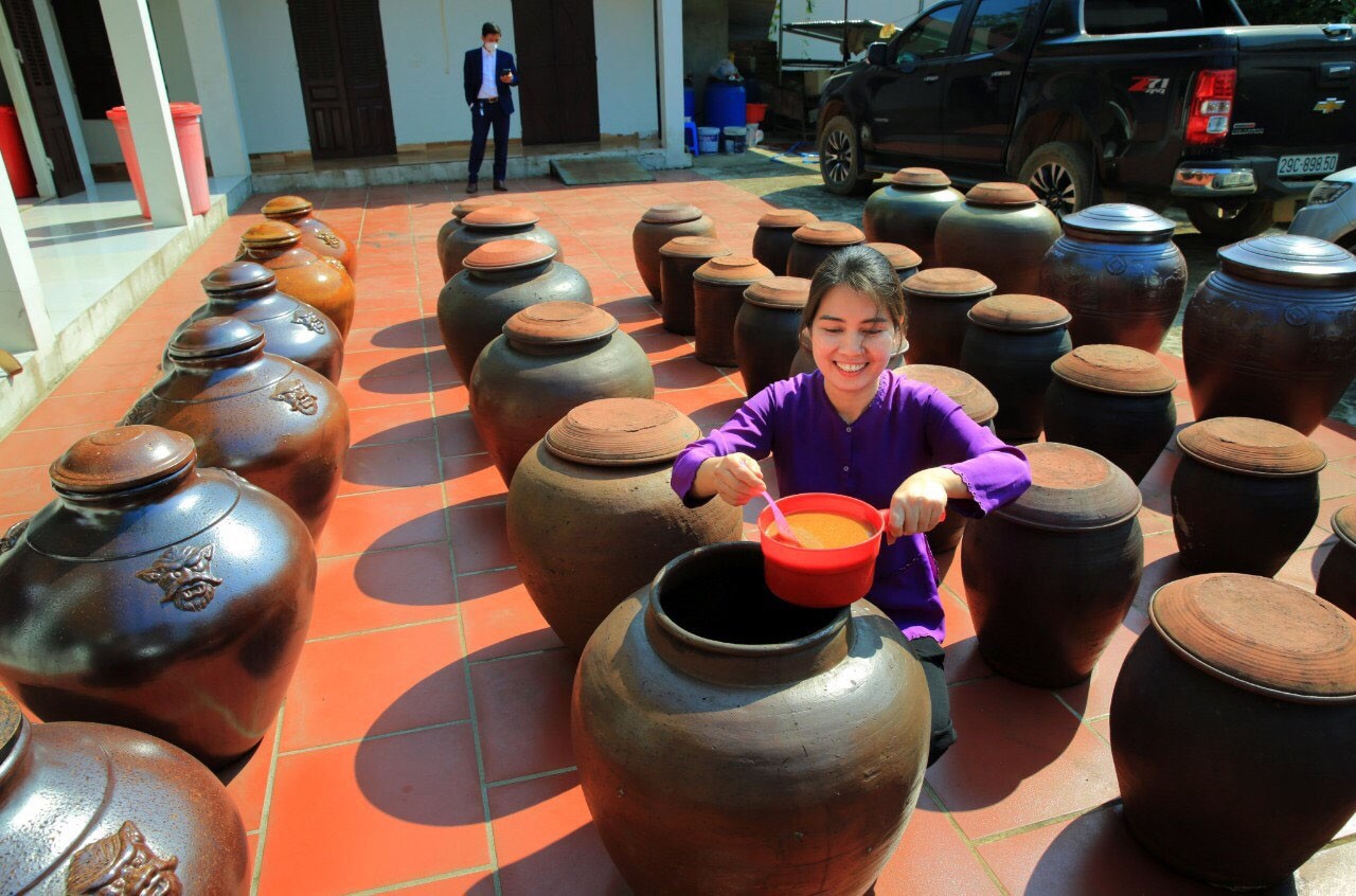 Chị Trần Thị Phượng - Giám đốc HTX Tương làng Bợ kiểm tra chất lượng của sản phẩm tương.