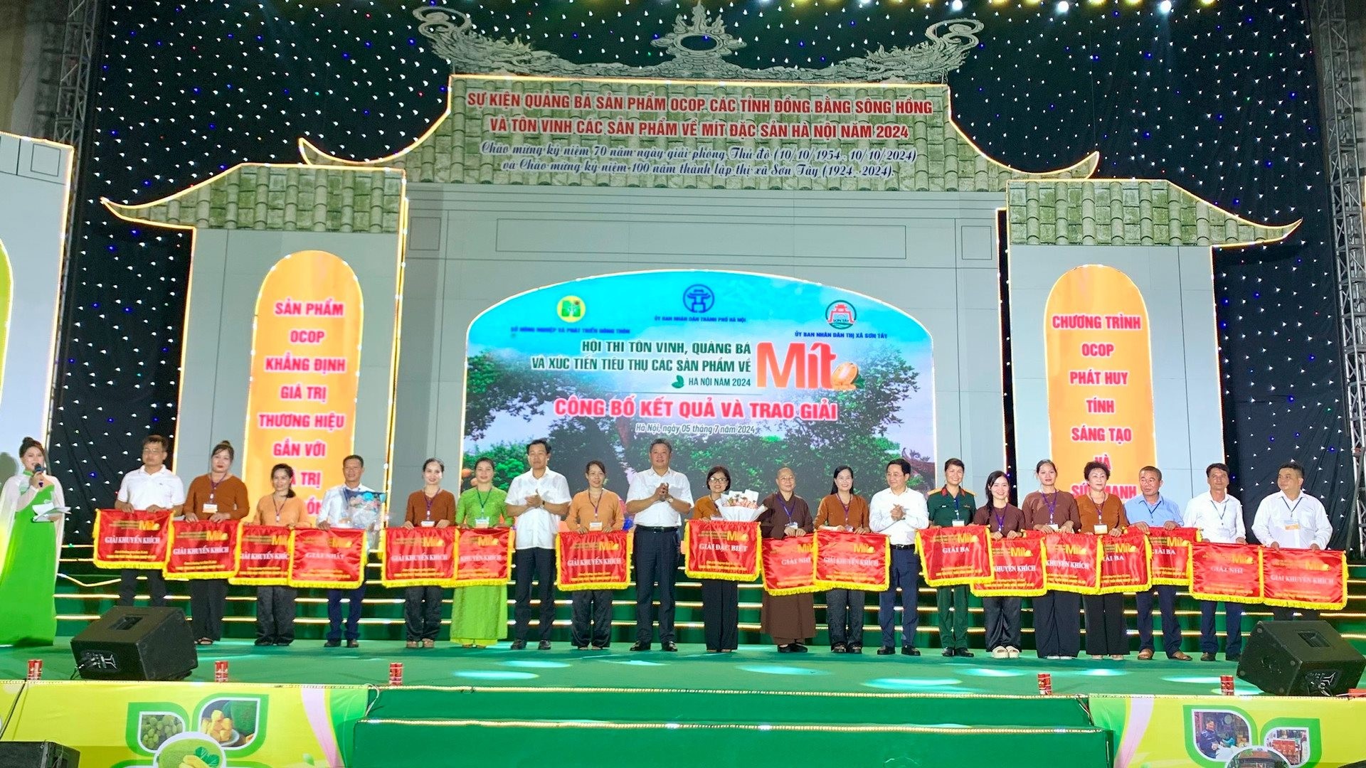 Phó Chủ tịch UBND thành phố Hà Nội Nguyễn Mạnh Quyền cùng lãnh đạo Sở Nông nghiệp và Phát triển nông thôn, thị xã Sơn Tây chúc mừng các đội đoạt giải tại Hội thi mít Hà Nội 2024. Phó Chủ tịch UBND thành phố Hà Nội Nguyễn Mạnh Quyền cùng lãnh đạo Sở Nông nghiệp và Phát triển nông thôn, thị xã Sơn Tây chúc mừng các đội đoạt giải tại Hội thi mít Hà Nội 2024.
