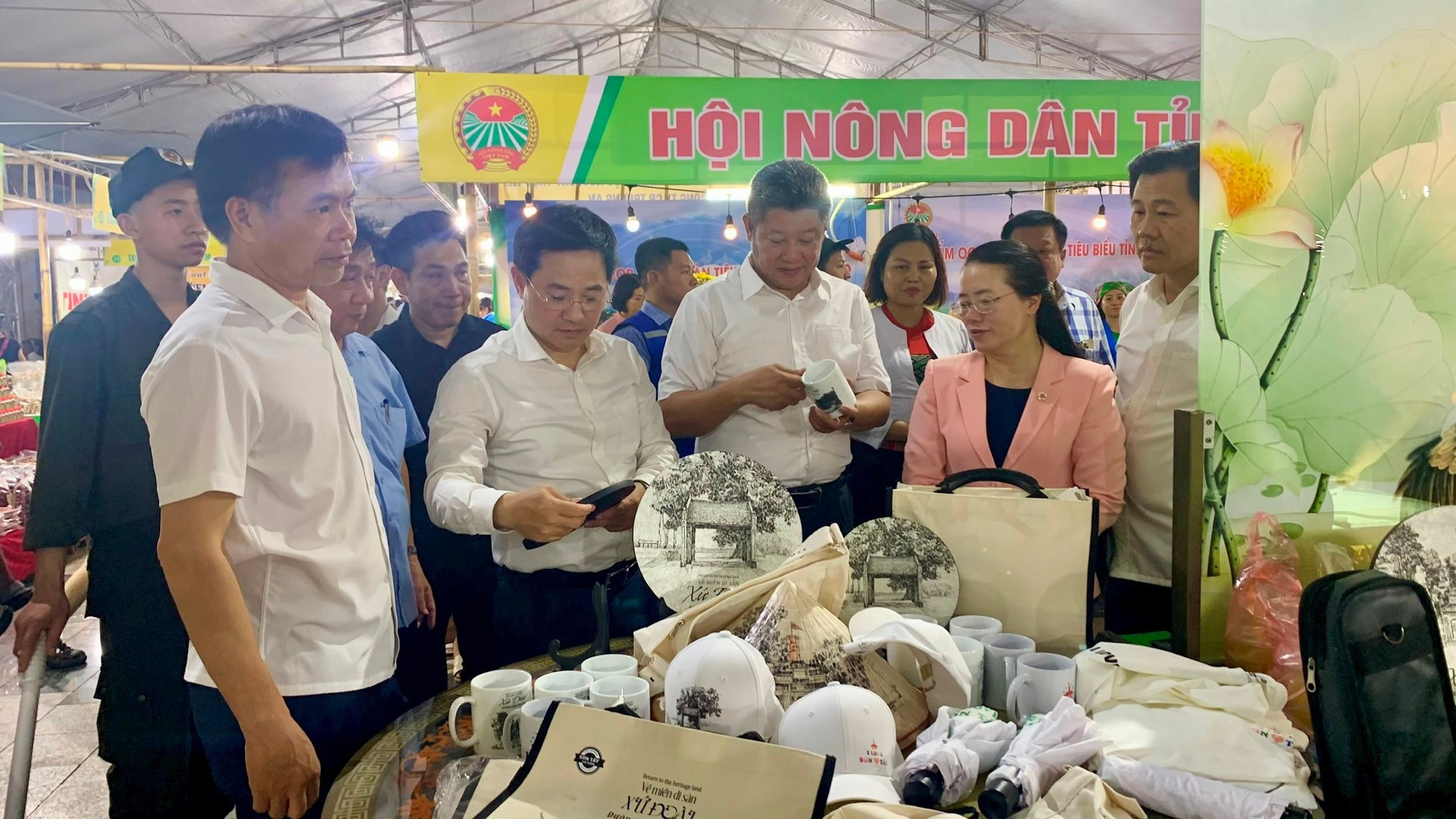 Lãnh đạo Thành phố Hà Nội, Thị xã Sơn Tây và các sở, ngành tham quan gian hàng trưng bày sản phẩm OCOP tại sự kiện. (Ảnh: Ánh Dương). Lãnh đạo Thành phố Hà Nội, Thị xã Sơn Tây và các sở, ngành tham quan gian hàng trưng bày sản phẩm OCOP tại sự kiện. (Ảnh: Ánh Dương).