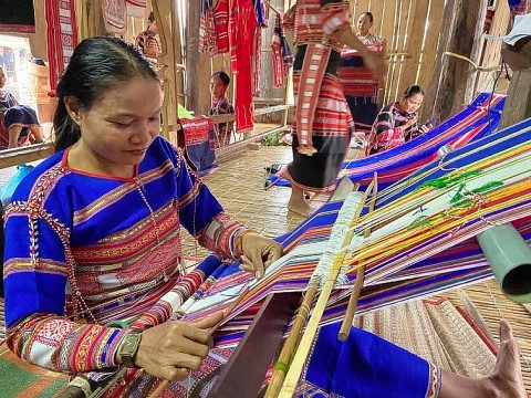 binh dinh duyen dang sac mau vai tho cam ha van tren