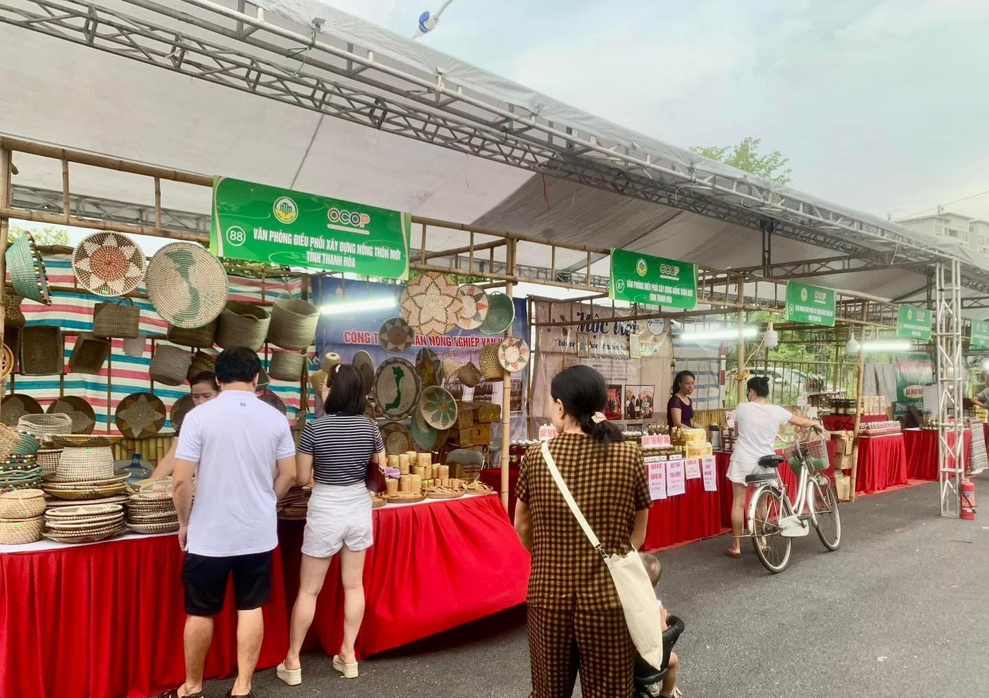 Ghi nhận cho thấy, từ chiều tối 22/8, đã có rất đông du khách và người dân đến tham quan, mua sắm tại Sự kiện.