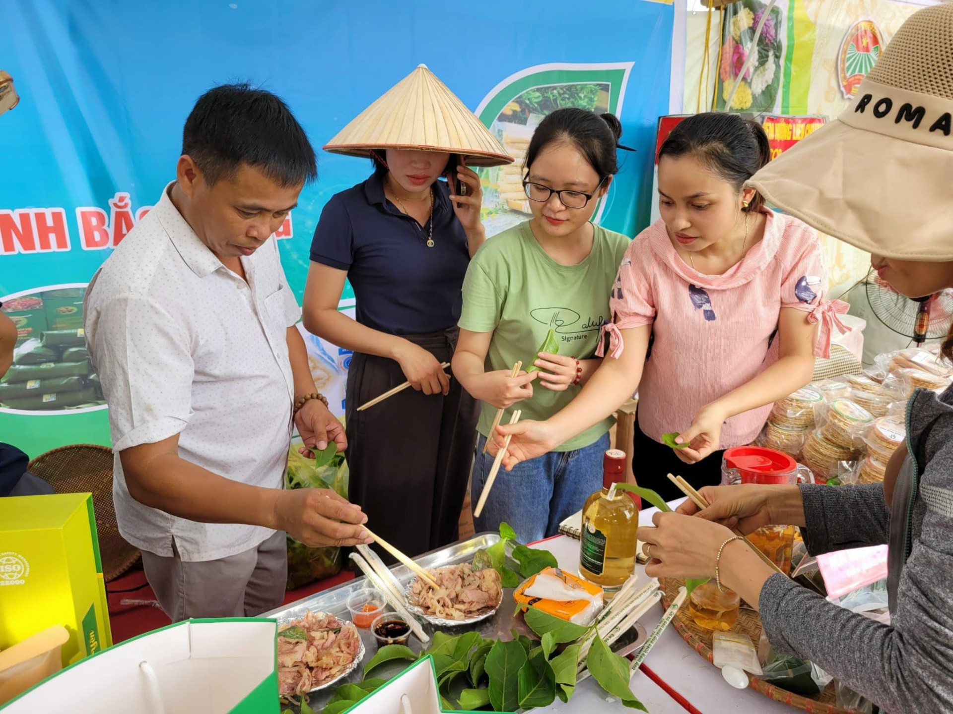 Tham gia Sự kiện, các đại biểu, du khách thập phương sẽ có cơ hội tham quan, mua sắm hàng ngàn nông sản, thực phẩm, sản phẩm làng nghề, sản phẩm OCOP từ 3 sao trở lên.