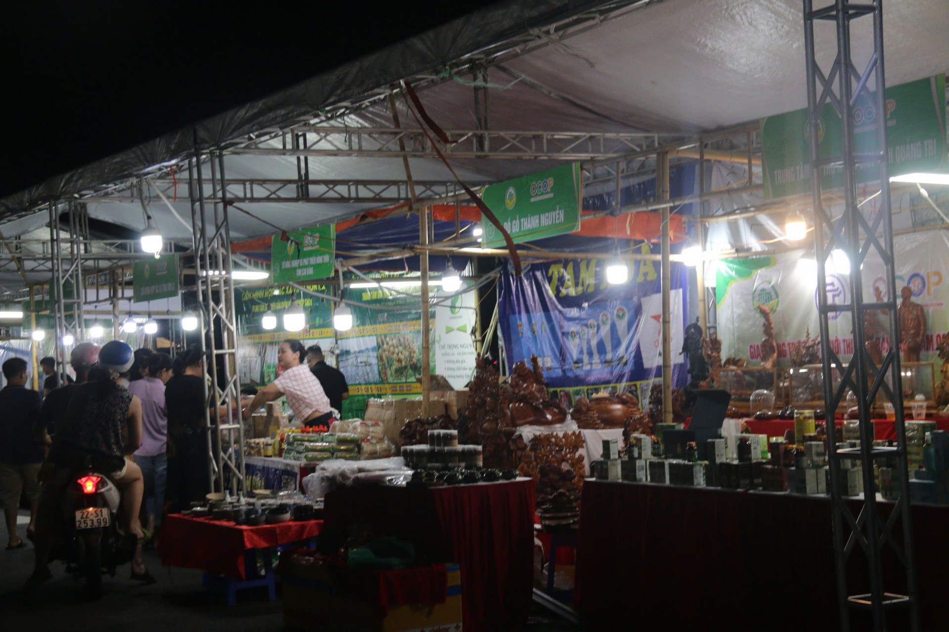 Sự kiện được tổ chức đến ngày 25/8/2024, quy tụ trên 100 gian hàng với hơn 1.000 sản phẩm OCOP, sản phẩm làng nghề và nông sản, thực phẩm an toàn