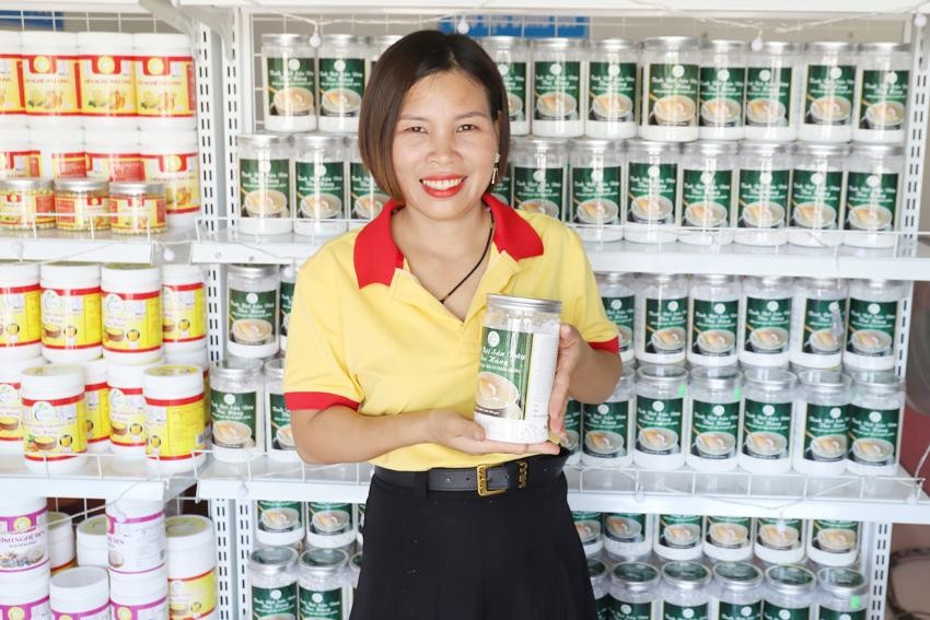 Chị Võ Thị Thu Hằng tích cực giới thiệu, quảng bá sản phẩm OCOP tới khách hàng trong và ngoài tỉnh Hà Tĩnh. Chị Võ Thị Thu Hằng tích cực giới thiệu, quảng bá sản phẩm OCOP tới khách hàng trong và ngoài tỉnh Hà Tĩnh.