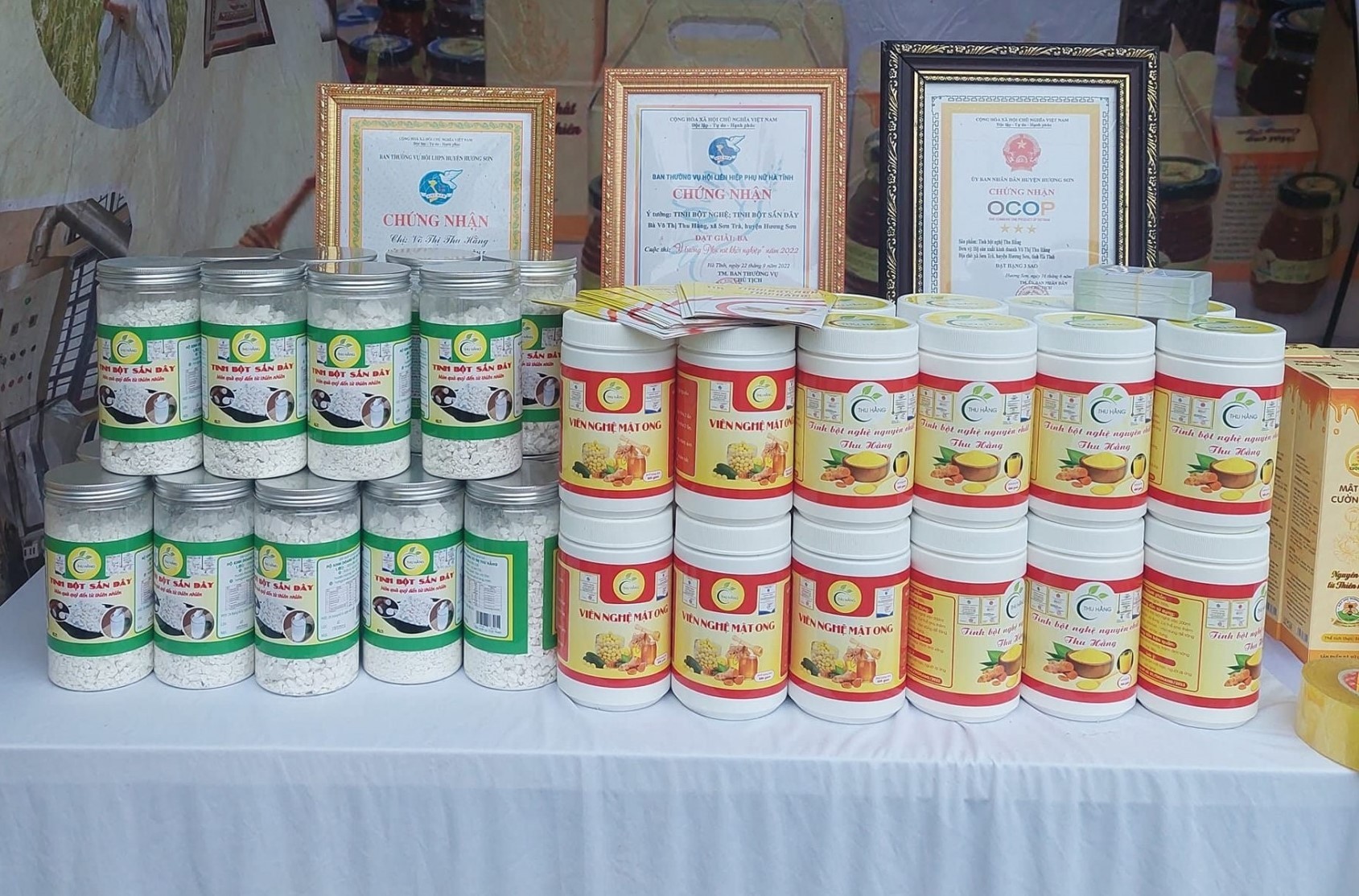 Tinh bột sắn dây, tinh bột nghệ của cơ sở Thu Hằng đều đạt chất lượng OCOP 3 sao. Tinh bột sắn dây, tinh bột nghệ của cơ sở Thu Hằng đều đạt chất lượng OCOP 3 sao.