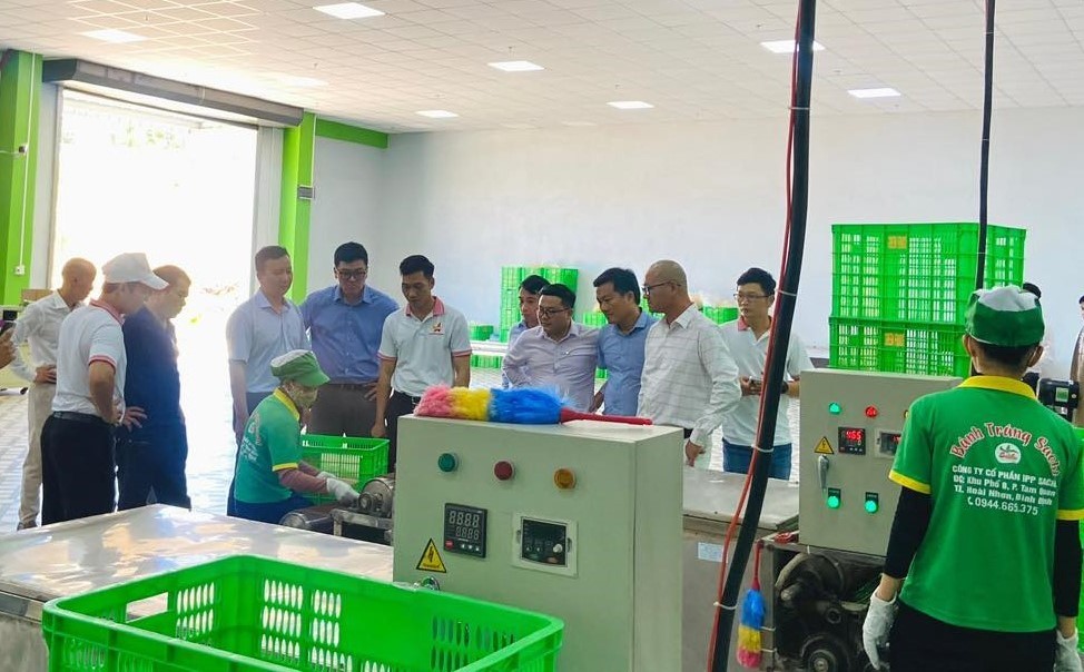 Hội Doanh nhân trẻ tỉnh Bình Định đưa hàng Việt đến tay người tiêu dùng Hội Doanh nhân trẻ tỉnh Bình Định đưa hàng Việt đến tay người tiêu dùng