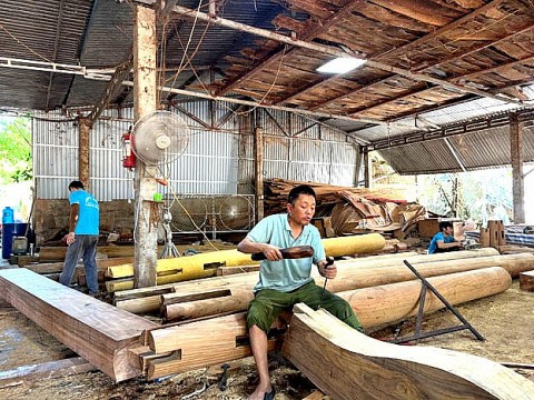 xuong moc minh mit lam nha tho go son son thiep vang