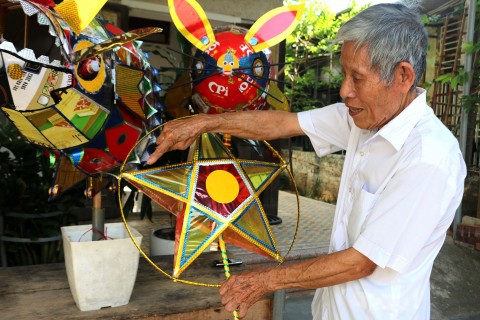 cu ong 75 tuoi tu tay lam hon 100 chiec den trung thu truyen thong
