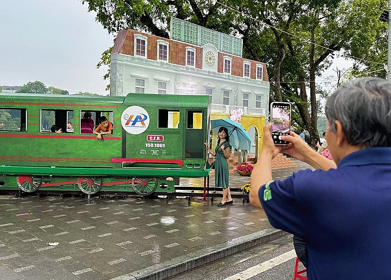 Festival Thu Hà Nội 2024 thu hút hơn 50.000 lượt du khách, quyên góp 288 triệu đồng ủng hộ đồng bào bị lũ lụt Festival Thu Hà Nội 2024 thu hút hơn 50.000 lượt du khách, quyên góp 288 triệu đồng ủng hộ đồng bào bị lũ lụt