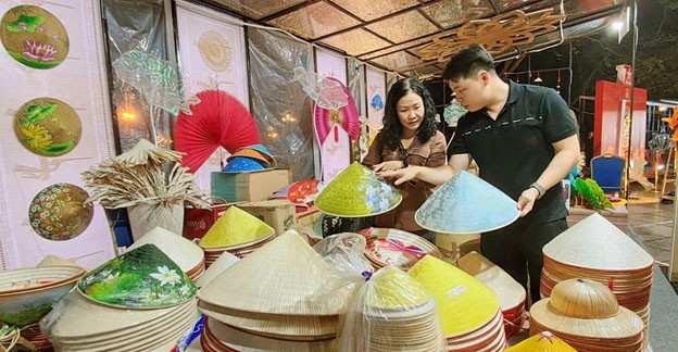 Sản phẩm nón làng Chuông (Thanh Oai) tới du khách tại Festival Thu Hà Nội năm 2024. Sản phẩm nón làng Chuông (Thanh Oai) tới du khách tại Festival Thu Hà Nội năm 2024.