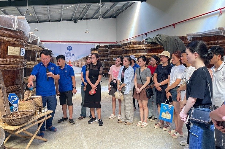 Du khách tham quan quy trình sản xuất mắm tôm truyền thống tại Công ty TNHH Thực phẩm và Thương mại dịch vụ Lê Gia (Hoằng Hóa). Du khách tham quan quy trình sản xuất mắm tôm truyền thống tại Công ty TNHH Thực phẩm và Thương mại dịch vụ Lê Gia (Hoằng Hóa).