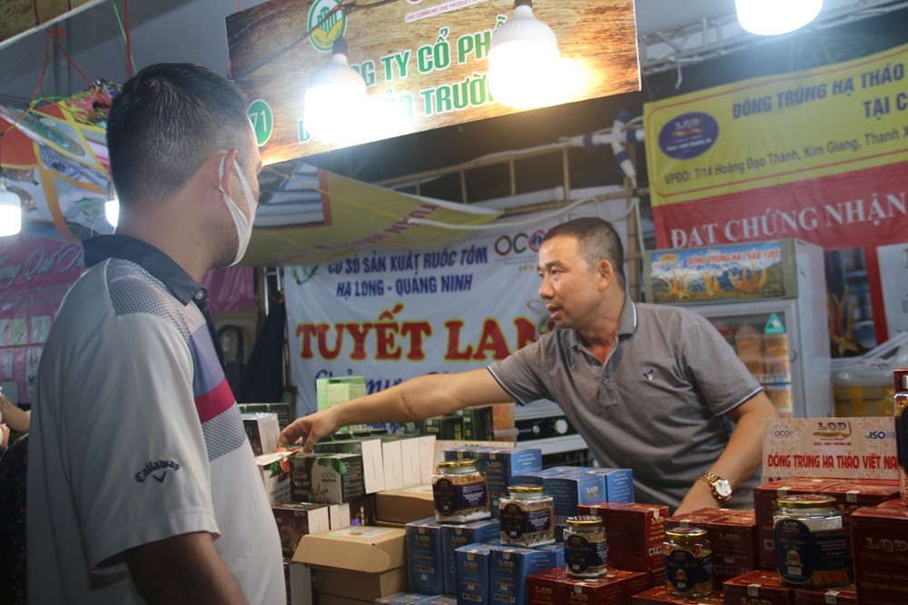 Ngay trong buổi đầu khai trương không khí mua sắm 