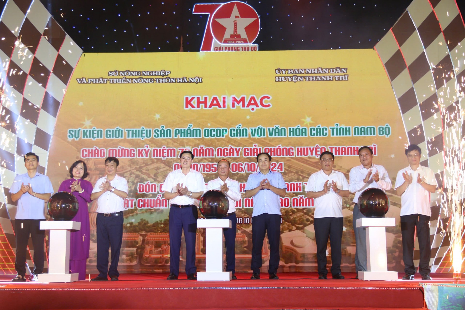 Các đại biểu cắt băng khai mạc sự kiện