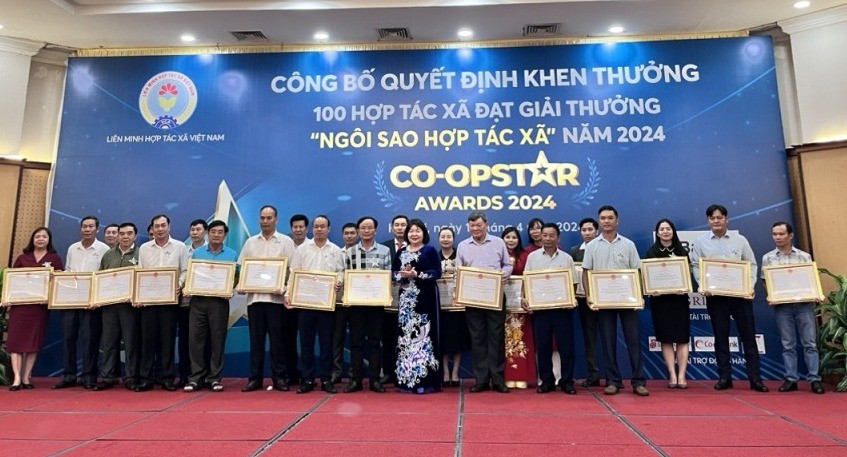 Chủ tịch Liên minh Hợp tác xã Việt Nam trao Quyết định khen thưởng cho các hợp tác xã tiêu biểu. Chủ tịch Liên minh Hợp tác xã Việt Nam trao Quyết định khen thưởng cho các hợp tác xã tiêu biểu.