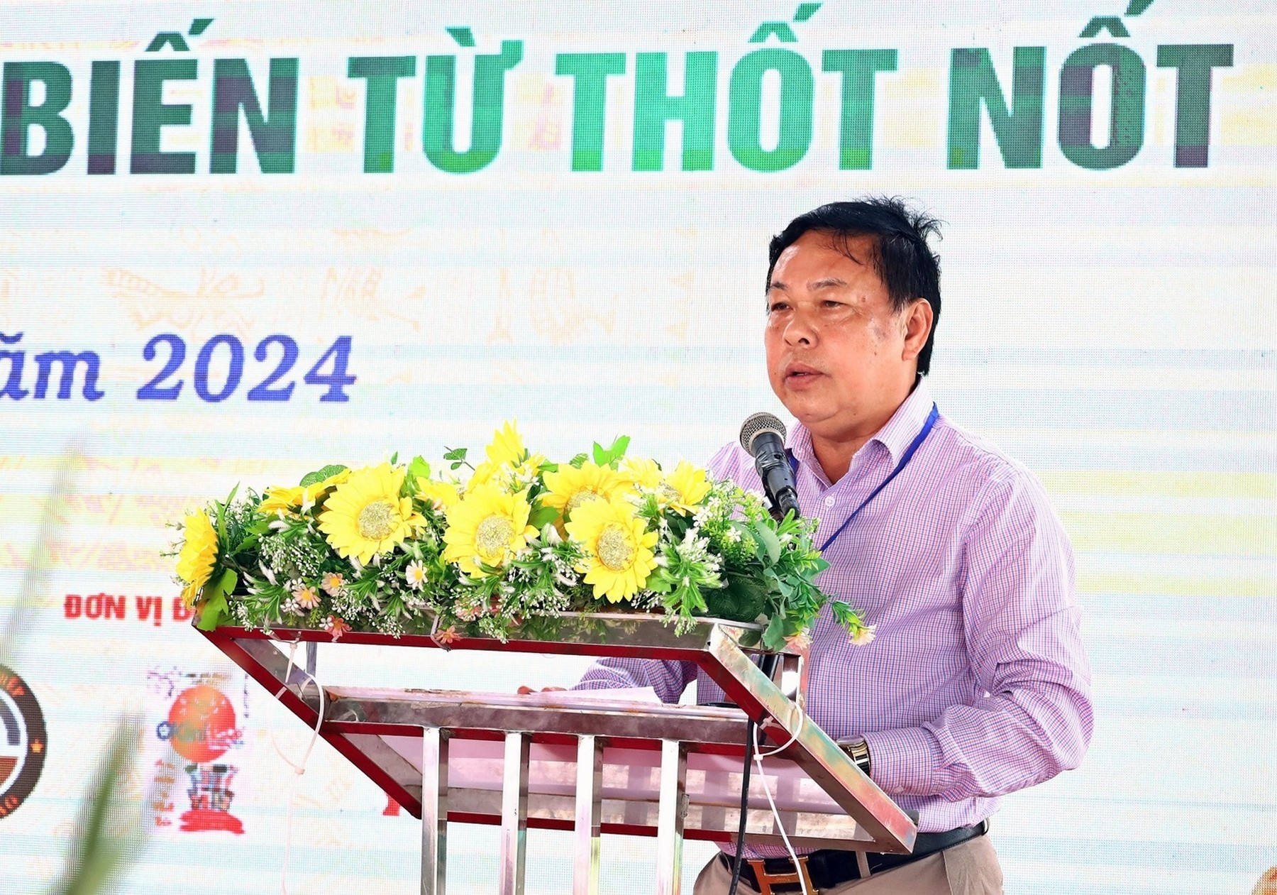 Giám đốc Trung tâm Xúc tiến Thương mại và Đầu tư An Giang Lê Trung Hiếu phát biểu tại Hội thi 100 món bánh chế biến từ thốt nốt Giám đốc Trung tâm Xúc tiến Thương mại và Đầu tư An Giang Lê Trung Hiếu phát biểu tại Hội thi 100 món bánh chế biến từ thốt nốt