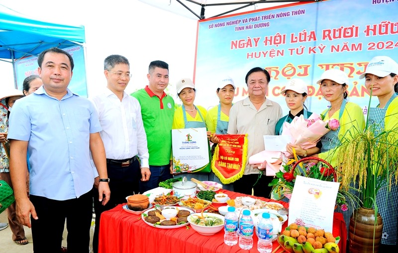 Minister of Agriculture and Rural Development Le Minh Hoan, Secretary of Hai Duong Provincial Party Committee Tran Duc Thang and delegates visited some activities taking place at the festival. Minister of Agriculture and Rural Development Le Minh Hoan, Secretary of Hai Duong Provincial Party Committee Tran Duc Thang and delegates visited some activities taking place at the festival.