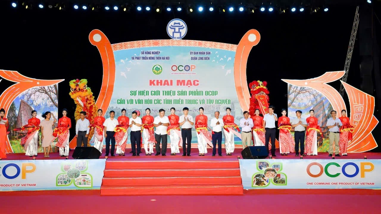 Các đại biểu cắt băng khai mạc sự kiện