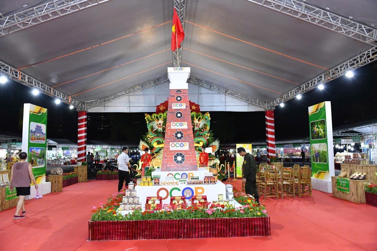 Các gian hàng trưng bày với đa dạng các sản phẩm OCOP của  miền Trung và Tây Nguyên