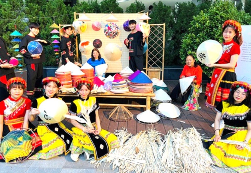 Chiếc nón lá là biểu tượng mộc mạc của văn hóa Việt. 