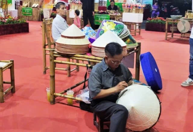  Nghệ nhân, thợ giỏi trình diễn sản xuất sản phẩm làng nghề tại sự kiện