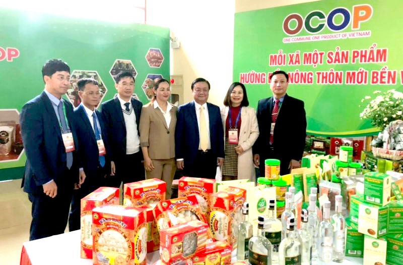 Bộ trưởng Bộ Nông nghiệp & Phát triển Nông thôn Lê Minh Hoan (thứ 3 từ phải sang)  thăm gian trưng bày sản phẩm OCOP của tỉnh Bắc Ninh.